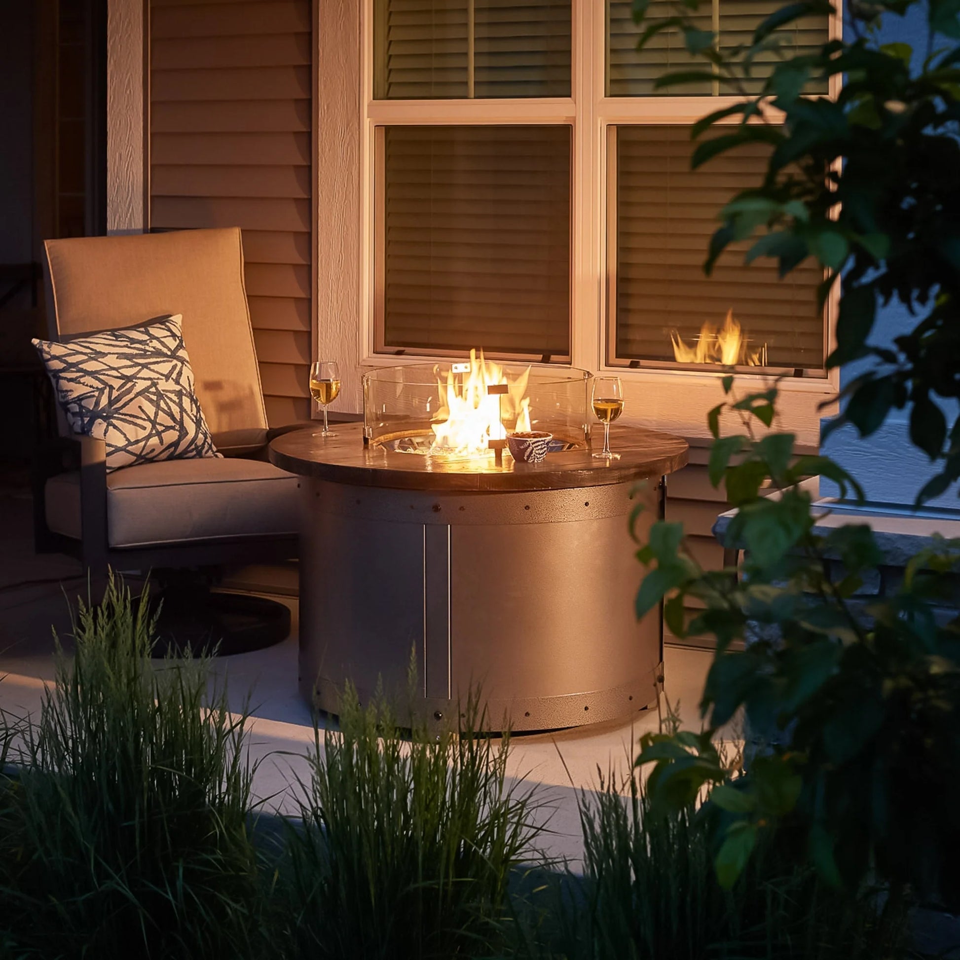 The Outdoor GreatRoom Company Edison Round Gas Fire Pit Table